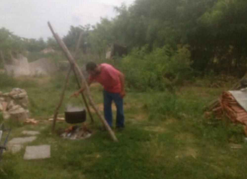 Jozo Kalapiš  pored kotlića  