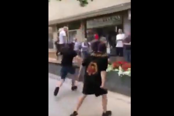 HULIGANI BRUTALNO PRETUKLI UČESNIKE GEJ PARADE: Stravični snimci šeruju se po društvenim mrežama! (VIDEO)