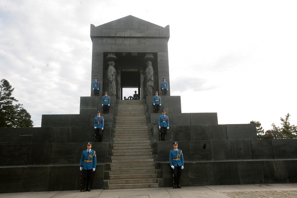 VEOMA MOĆAN ČOVEK POLOŽIO JE VENAC NA GROB NEZNANOG JUNAKA: Ovakvu ČAST Srbija dugo nije IMALA