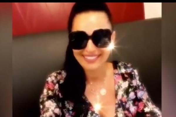 CECA NAPRAVILA HAOS NA AERODROMU U MINIĆU: Nastupila u BUDVI obučena KAO NIKADA DO SADA!