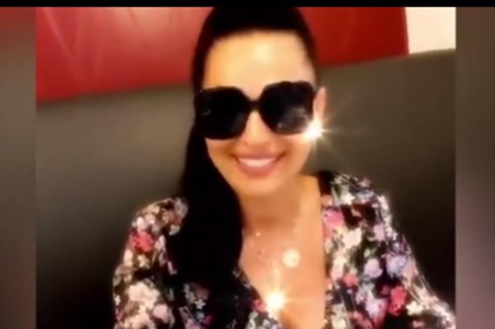 CECA NAPRAVILA HAOS NA AERODROMU U MINIĆU: Nastupila u BUDVI obučena KAO NIKADA DO SADA!