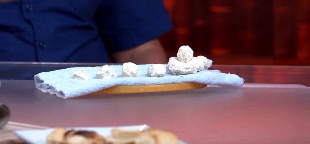 Loptice od sumpora, koje je Miroljub Petrović doneo u studio  