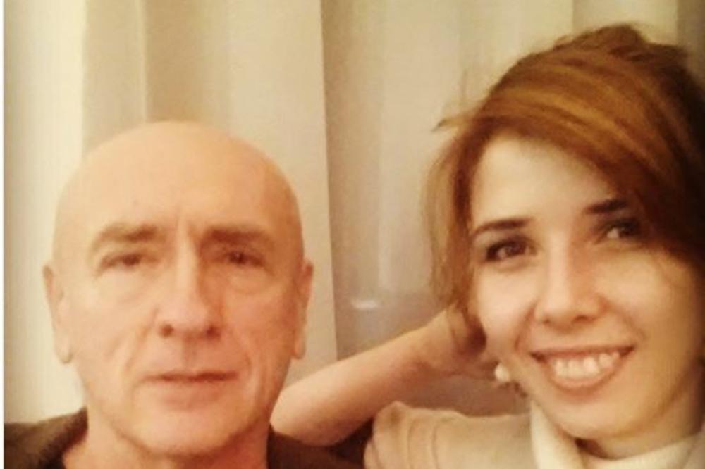 BIO JE JEDAN OD MOĆNIH SRBA, DRUŽIO SE SA DŽEGEROM I ŠERON STOUN: Sada je ŠVORC, ali sa 37 godina MLAĐOM Jelenom