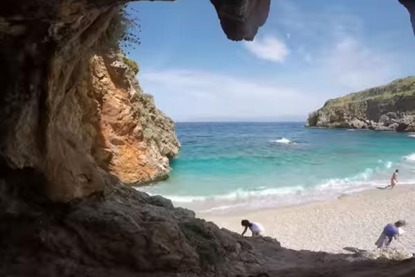 SRPSKA NASTAVNICA UMRLA JE NA SICILIJANSKOM LETOVALIŠTU! Kad su izvukli telo, svi su gledali u NJENU LEŽALJKU