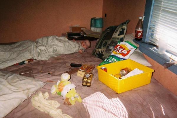 BEBA LEŽI OKRUŽENA SMEĆEM I ŠPRICEVIMA: Njena majka je bila HERIONSKA ZAVISNICA, a ovo je bila njena SUDBINA (FOTO)