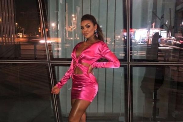 JASNO JE ZAŠTO JE MENSUR S NJOM! Eleonora pokazala NOVE GRUDI posle operacije (FOTO)