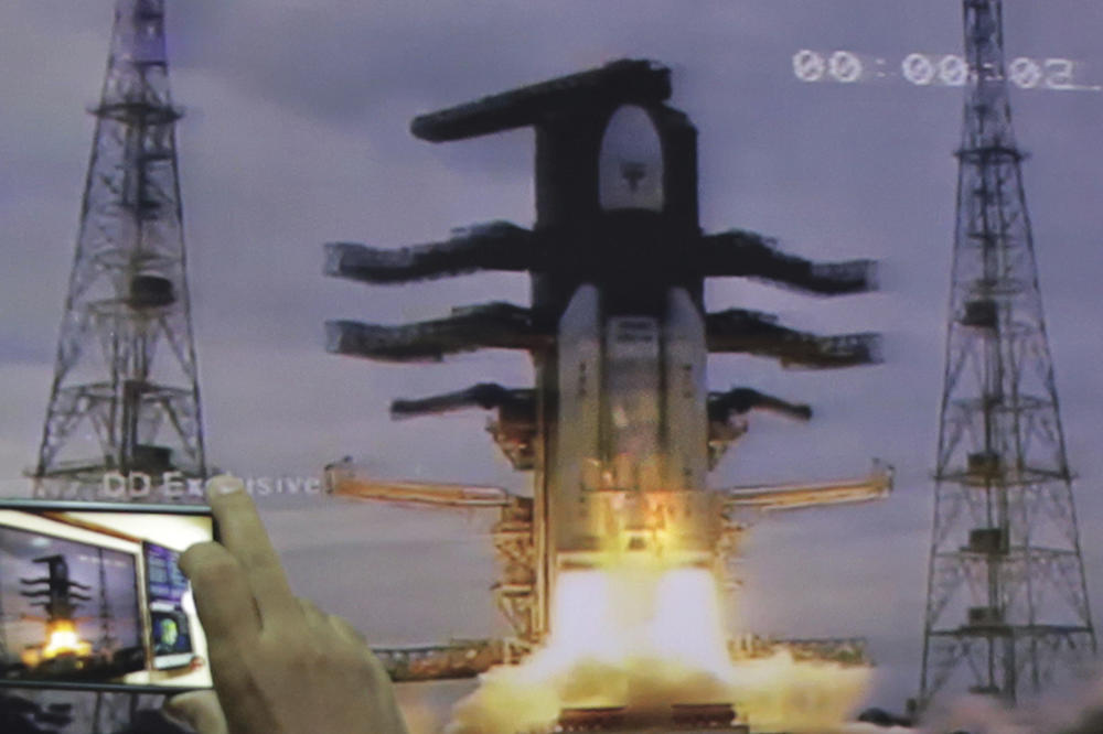 INDIJA JE POSLALA SVOJU LETELICU KA MESECU: Njihova misija će biti ISTORIJSKA zbog jednog detalja!