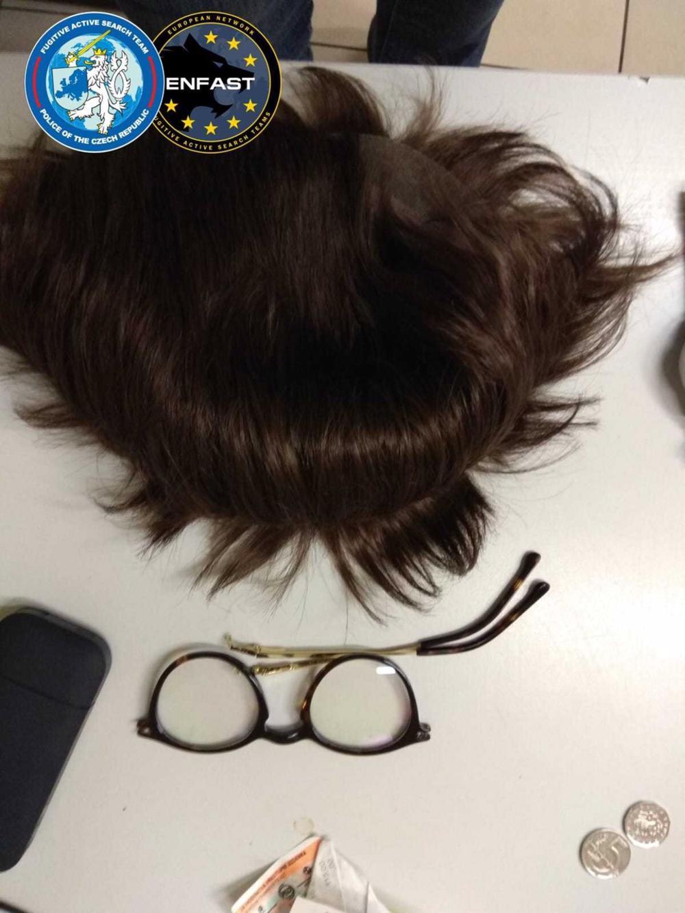 Perika i materijali za prerušavanje u sobi Čaba Dera  