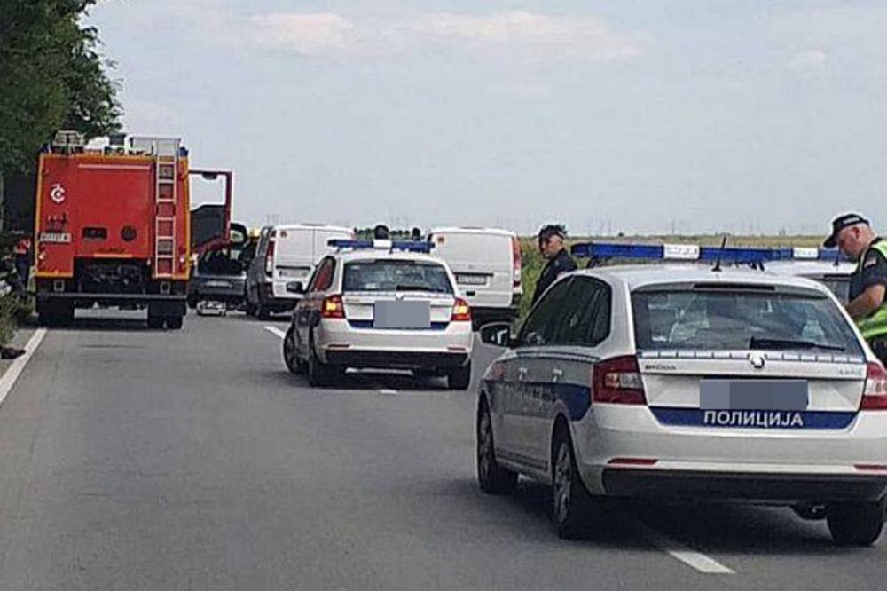 HOROR KOD KAĆA! Tri žene poginule u sudaru dva automobila! Vatrogasci vade povređene iz SMRSKANIH VOZILA!