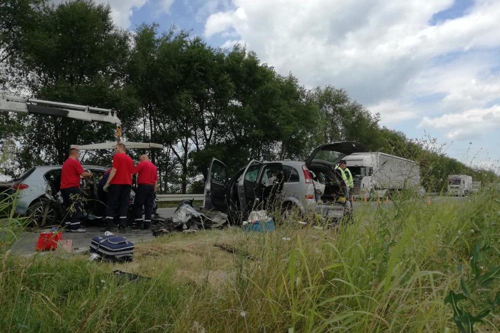 PRVE FOTOGRAFIJE S MESTA STRAŠNE NESREĆE KOD KAĆA: Poginule 3 žene, mladić (27) je jedini preživeo (FOTO)