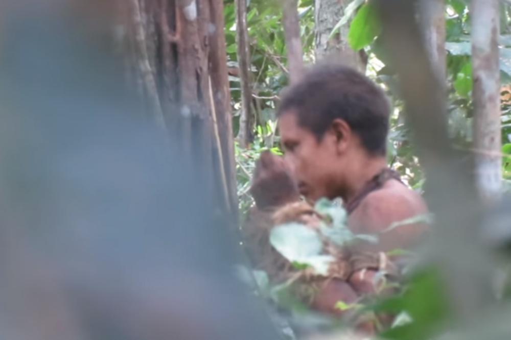 SNIMLJENO IZOLOVANO PLEME KOJE ŽIVI DALEKO OD CIVILIZACIJE: Kada su videli kameru, OVO je bila njihova reakcija!