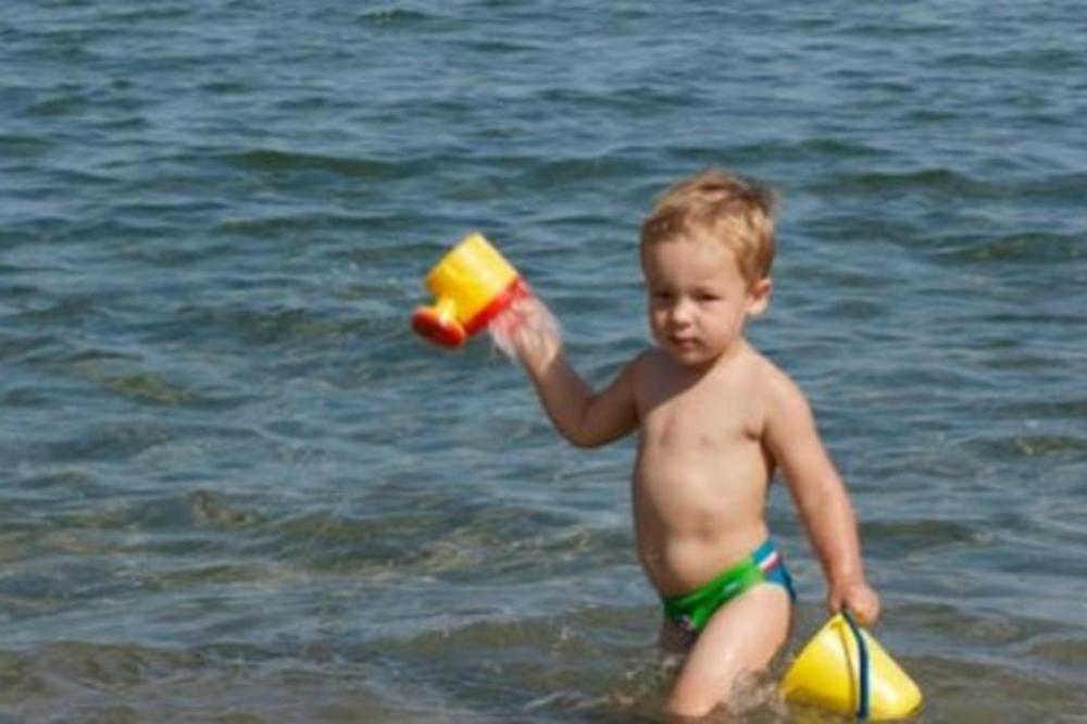 VESNA JE SINČIĆA ODVELA NA MORE: Čim je dete ušlo u vodu začuo se VRISAK KOJI PARA SRCA!