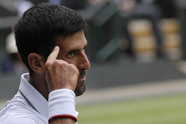 PODRŽAO KIRJOSA I UDARIO PO NOVAKU: To ponašanje je bizarno, želi da bude voljen, pokazuje uvo navijačima...