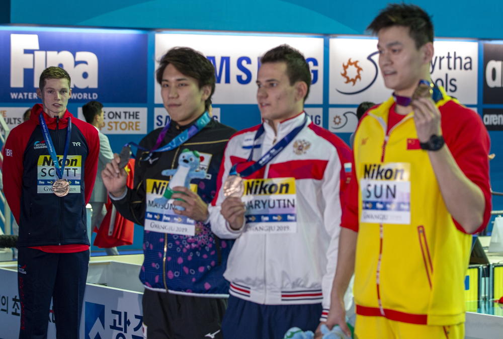 Dankan Skot u pozadini gleda dok ostali poziraju sa kontroverznim Sun Jangom