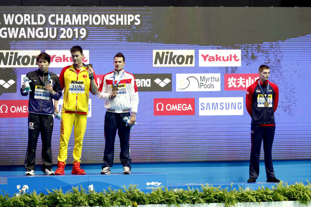 SKANDAL! UMALO TUČA NA POBEDNIČKOM POSTOLJU: Britanac ignorisao svetskog prvaka, ovaj hteo da ga bije!