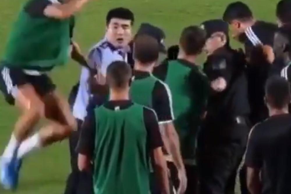 KRISTIJANO, ČIK PROBAJ TO DA URADIŠ U SRBIJI?! Navijač uleteo na trening Juventusa, a Ronaldo skočio na policajca!