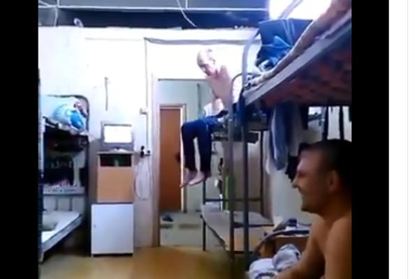 MAMURNI RUS POKUŠAVA DA USTANE IZ KREVETA NA SPRAT: Imamo NAJJAČI SNIMAK 2019. godine! (VIDEO)