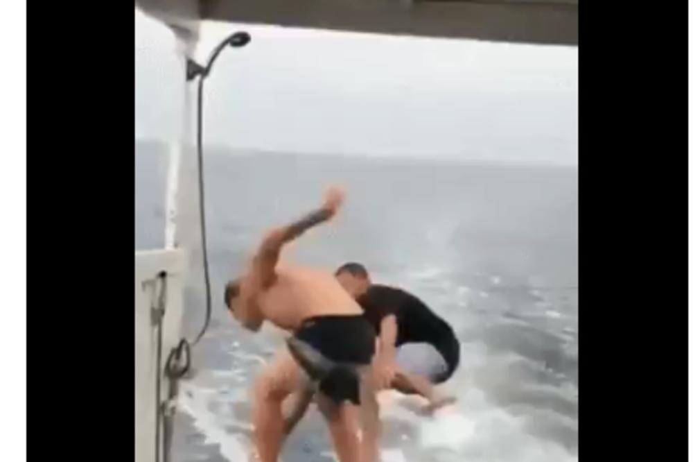 DOBIO JE BAŠ ONO ŠTO JE ZASLUŽIO: Pokušao je da ga gurne u vodu, a onda... (VIDEO)