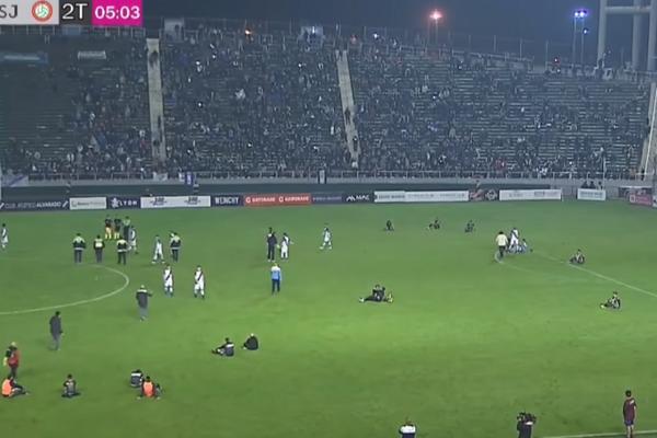 LALATOVIĆEVA ŠKOLA: Sudija ih  unakazio, pa posedali na teren! Ludnica u Argentini zbog nameštaljke u trećoj ligi!