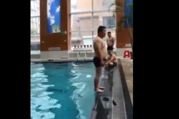 ŽELEO JE DA URADI SALTO UNAZAD NA BAZENU: Završilo se jako, jako LOŠE (VIDEO)