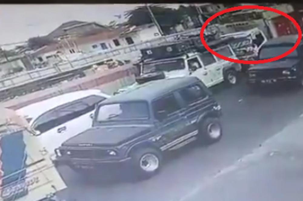 ČEKALI SU U KOLONI KADA SE DOGODILO NEŠTO SKROZ LUDO: Obratite pažnju na ovo vozilo! (VIDEO)