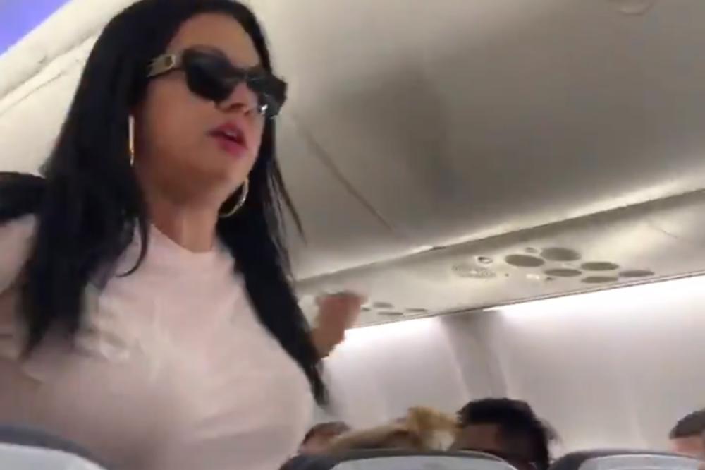 OPTUŽILA DEČKA DA JE GLEDAO U DRUGU, PA NAPRAVILA LOM U AVIONU: Ovo je NAJJAČA SVAĐA koju ćete danas videti!