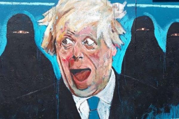 MUSLIMANKE ZVAO POŠTANSKIM SANDUČETOM, NE ZNA KOLIKO DECE IMA, VREĐAO ITALIJANIMA PE*ISE: Džonson je LUD KO STRUJA