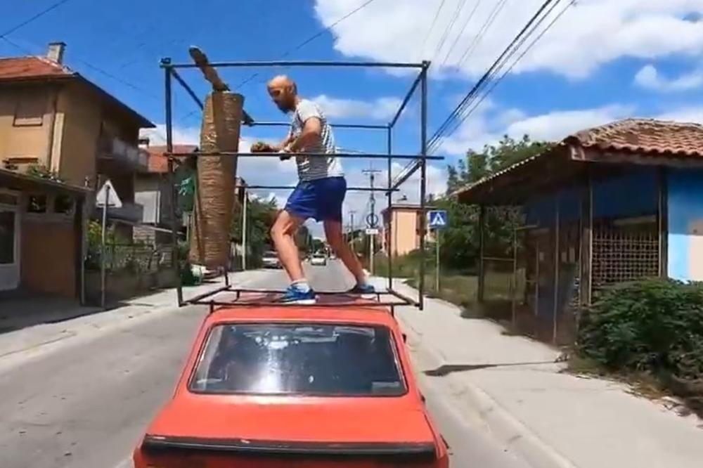 STEFAN JE MOMAK KOJI RADI ZGIBOVE NA KROVU AUTA U POKRETU: Sad je uradio nešto JOŠ LUĐE (VIDEO)