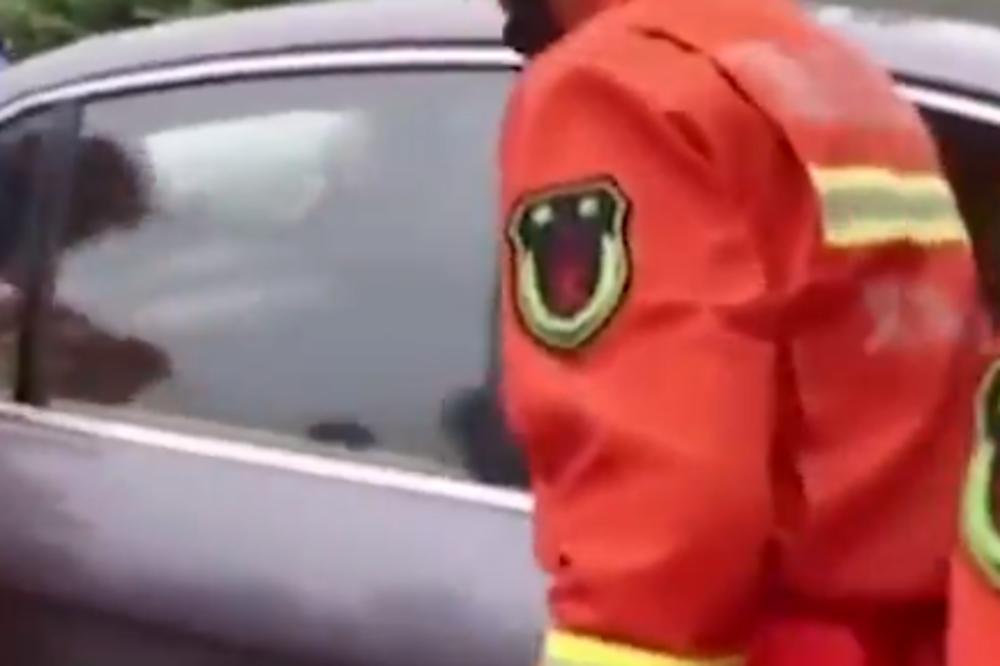 OSTAVILA DETE U VRELOM AUTU, PA NIJE DALA VATROGASCIMA DA GA SPASU! Kada čujete ZBOG ČEGA, razbesećete se! (VIDEO)