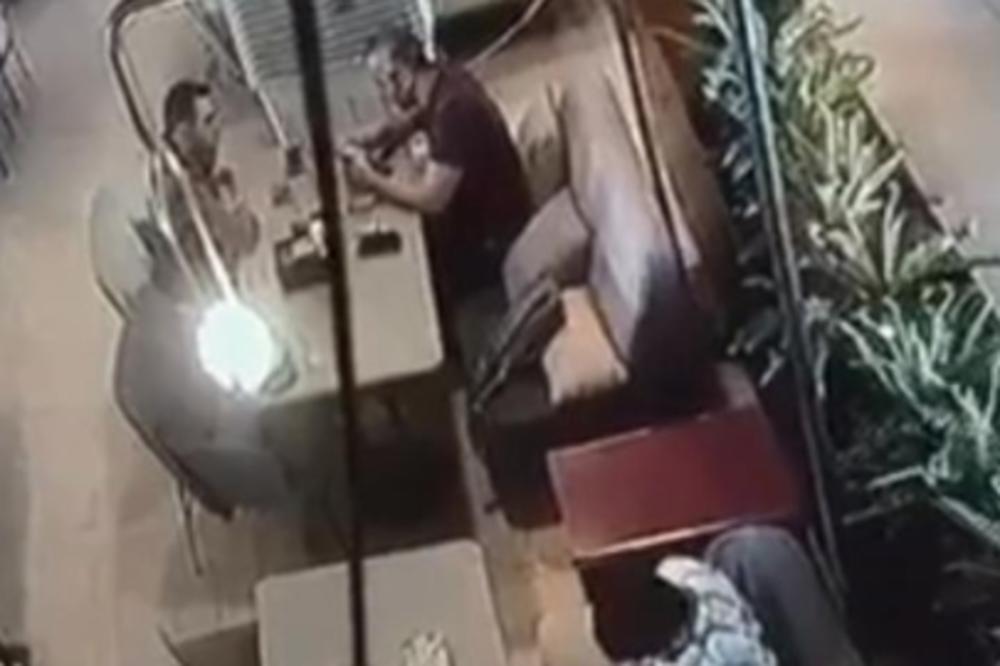 SEDEO JE I GLEDAO U TELEFON, A ONDA JE IZVUKAO PIŠTOLJ! Objavljena surova LIKVIDACIJA TUSKOG DIPLOMATE! (VIDEO)