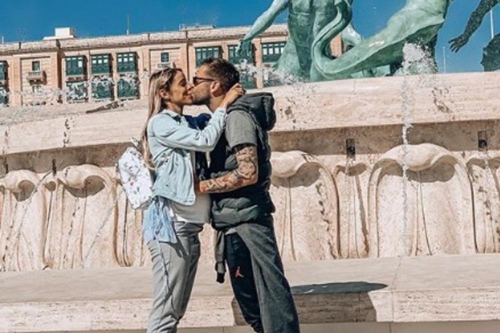 PRVA FOTKA MALE ANĐELIJE: Jovana i Vladan pokazali bebu, sve emocije na jednoj slici, a tek da vidite PORUKU (FOTO)