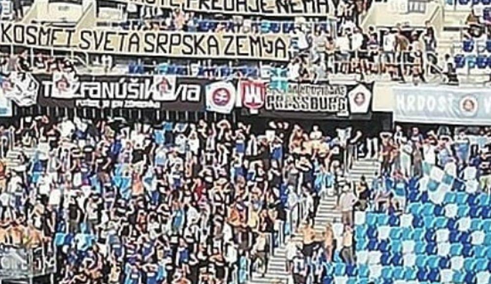 Navijači Slovana sa transparentom podrške srpskom narodu