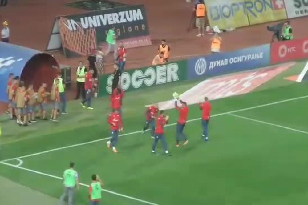 NJEGA SU DELIJE ČEKALE DA SE POJAVI: Čim je kročio na travu Marakane dobio je ovacije sa tribina!