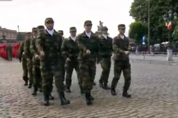 CEO SVET SE SMEJE BELGIJSKIM VOJNICIMA: Kada vidite kako marširaju, i vi ćete! (VIDEO)