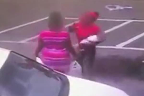 ISPUSTILA BEBU TOKOM SVAĐE SA ŽENOM! Detence je palo, a ona nastavila sa tučom! Završilo se SMRĆU (VIDEO)