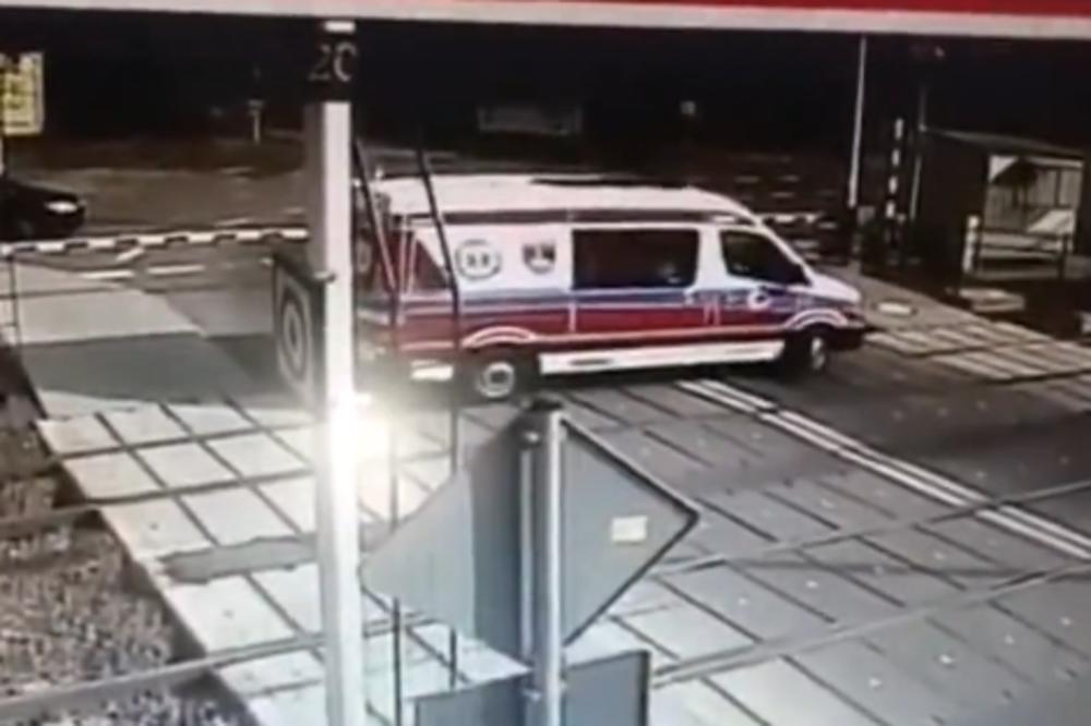 LEKAR I MEDICINSKA SESTRA POGINULI U STRAVIČNOJ NESREĆI! Vozilo hitne pomoći se zaustavilo na užasnom mestu (VIDEO)
