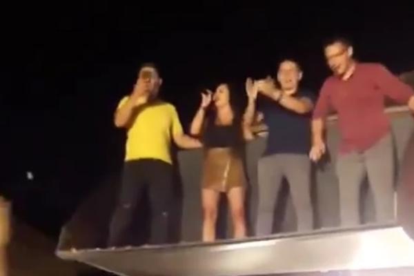 O OVOJ PEVAČICI DANAS PRIČA CELA SRBIJA! Na svadbi ima pištolj zadenut u SUKNJU, peva sa BAGERA i puca u sve ŽIVO