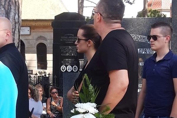 SAMO DVE REČI KOJE SU REKLE SVE! Evo šta piše na VENCU koji je položila PRIJOVIĆKA na sahrani Dijane Milojković