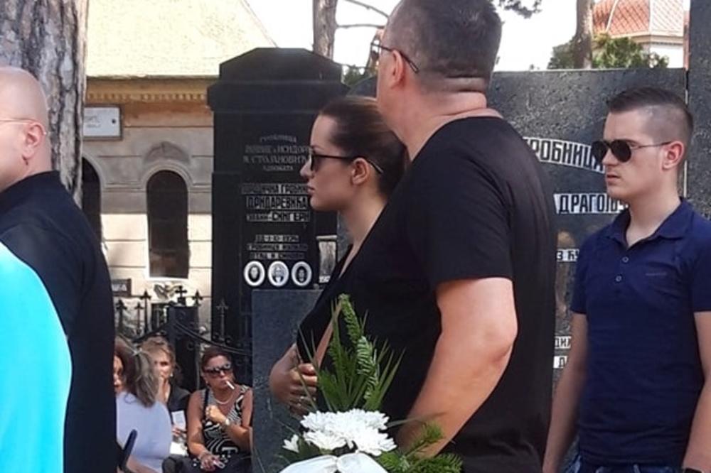 SAMO DVE REČI KOJE SU REKLE SVE! Evo šta piše na VENCU koji je položila PRIJOVIĆKA na sahrani Dijane Milojković