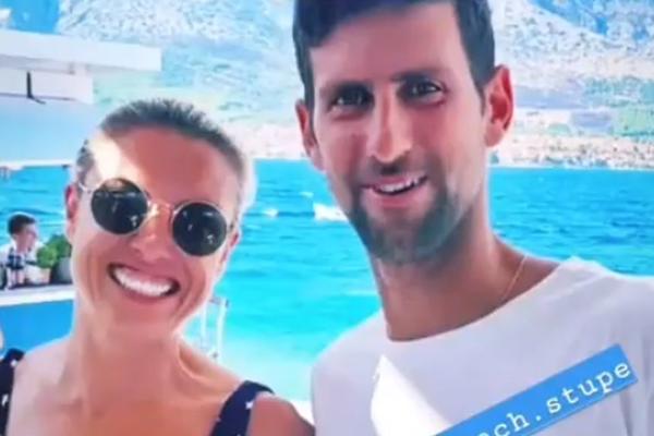 POKAZIVALA GOLE GRUDI NA TV, A SAD SE SLIKALA SA NOLETOM: Opšta pomama za Novakom na hrvatskom primorju!