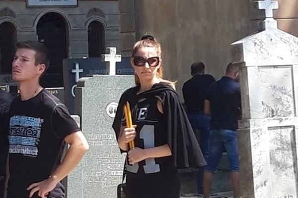 RADI MANOJLOVIĆ SE SLOŠILO NA SAHRANI DIJANE MILOJKOVIĆ: Ljudi odmah pritrčali, polivali je vodom!