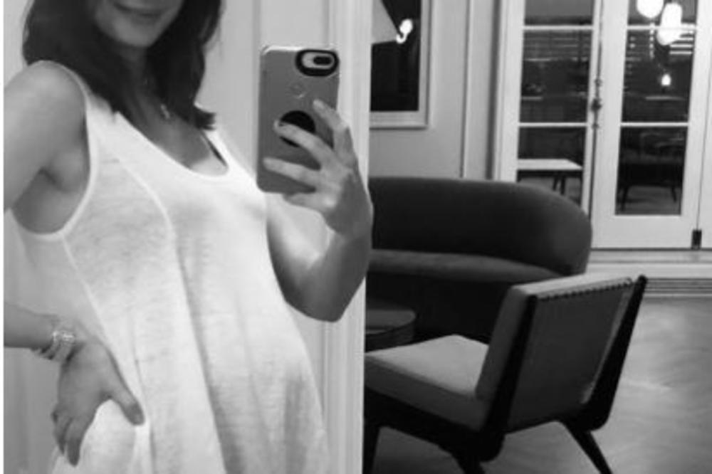 POZNATA GLUMICA GODINAMA SE BORILA SA STERILITETOM: Sada je na originalan način objavila da je trudna (FOTO)