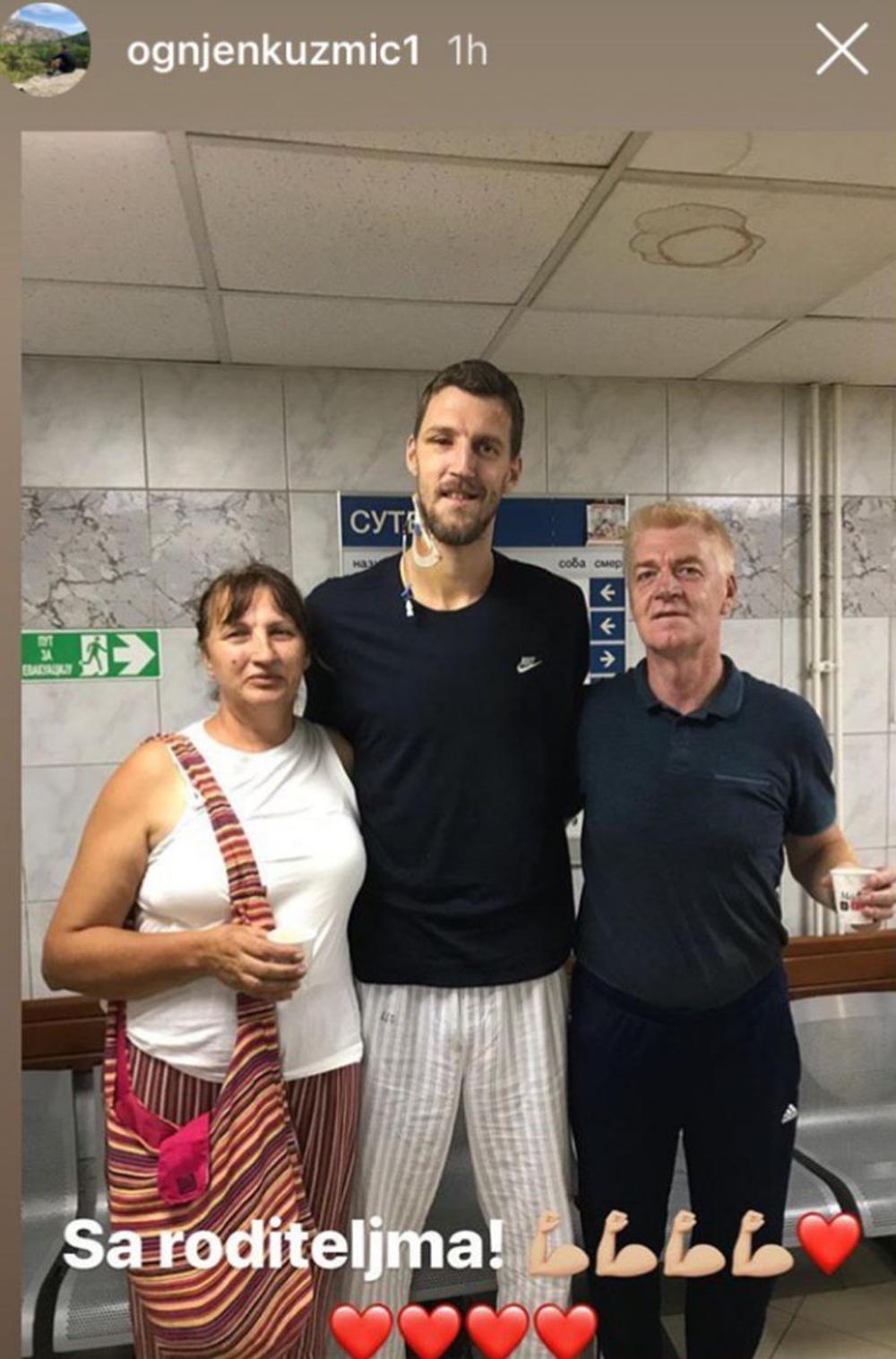 Ognjen Kuzmić sa roditeljima  