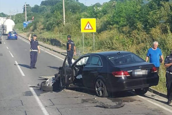 STRAVIČAN SUDAR NA KRUŽNOM PUTU: Svi povređeni su hitno prebačeni u bolnicu!