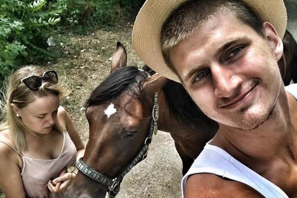 SKLEKOVE RADI JEDVA DO POLA! BUREK, FLAJKA, KOKA KOLA! JEDAN JE JOKIĆ NIKOLA! Pesmu o Jokari pevaćemo celo leto!