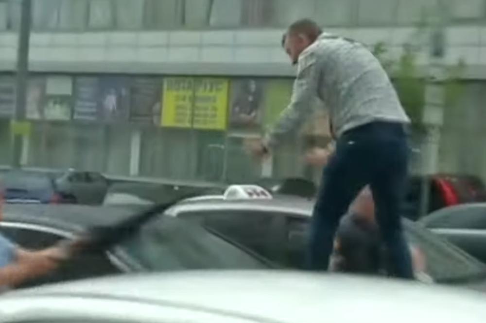 SKOČIO NA AUTOMOBIL BIVŠEG PREDSEDNIKA I POKAZAO MU SREDNJI PRST! Napalo ga obezbeđenje, ali nije se dao! (VIDEO)