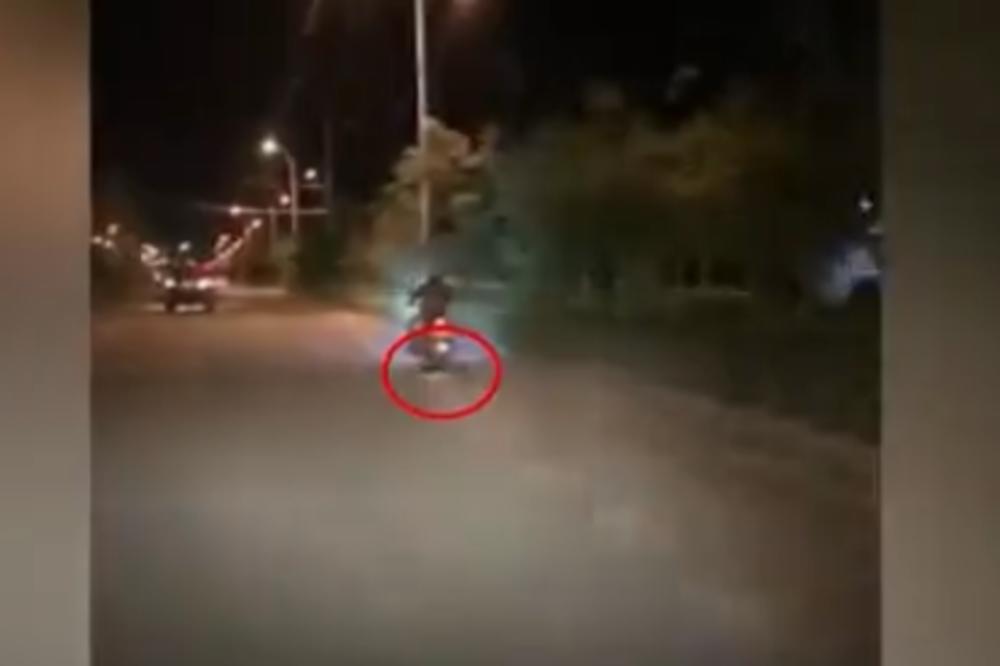 STRAHOTA KAKVA NIJE VIĐENA: Muškarac je vukao nešto na motociklu, kada su shvatili šta je ZGROZILI SU SE (VIDEO)