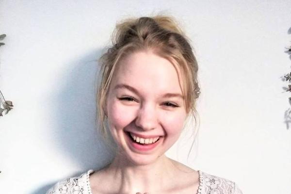 NIJE PRALA KOSU ŠAMPONOM DVE GODINE: Devojka koja koristi samo VODU I KOKOSOVO ULJE otkrila kakve PROMENE je uočila