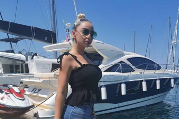 MAJI BEROVIĆ U HRVATSKOJ NIJE ODGOVARAO SMEŠTAJ NA KOPNU: Iznajmila SKUPOCENU JAHTU, pogledajte ovaj LUKSUZ