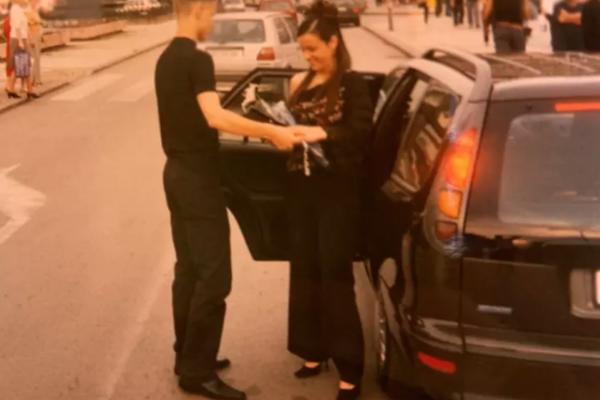 NAŠA PEVAČICA PREŽIVELA TRAUMU: Ponižavali su je ZBOG KILAŽE, gasila je svetla da ne vidi svoje NOGE!